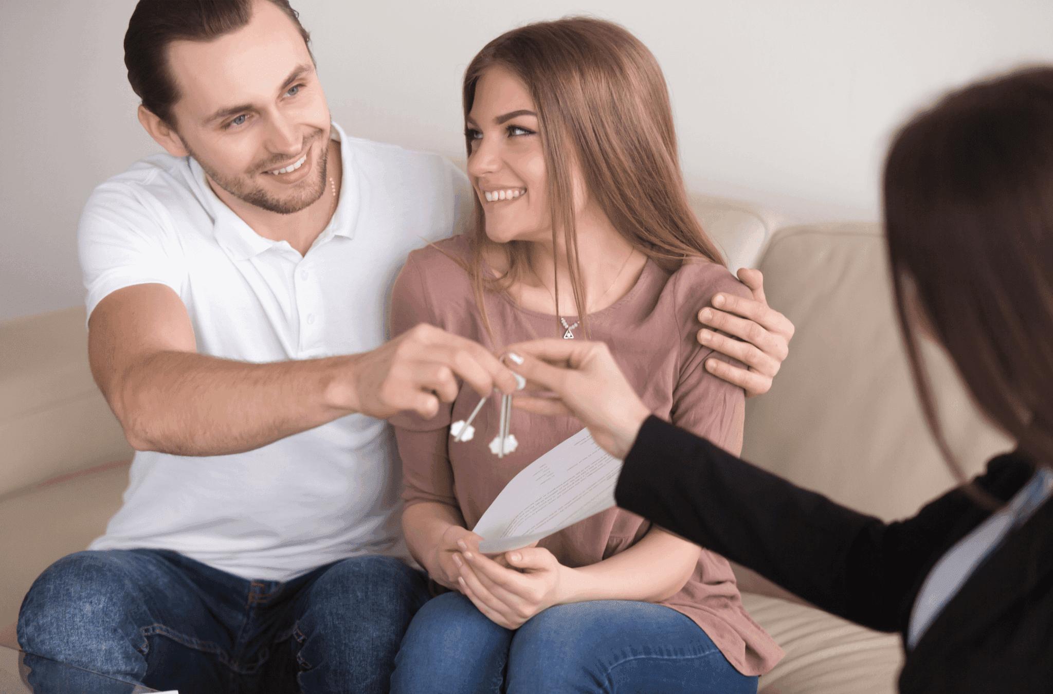 Dicas de como comprar imóveis na pandemia (aproveite agora que tá bom) - Imagem de uma casal pegando as chaves do seu novo imovel