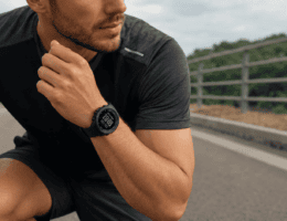 Homem em traje de corrida com relógio esportivo Seculus de pulseira de silicone preta no pulso, em ambiente externo com luz natural, pronto para o treino