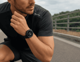 Homem em traje de corrida com relógio esportivo Seculus de pulseira de silicone preta no pulso, em ambiente externo com luz natural, pronto para o treino