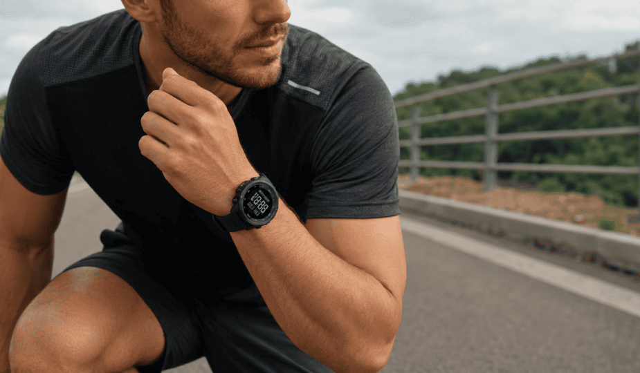 Homem em traje de corrida com relógio esportivo Seculus de pulseira de silicone preta no pulso, em ambiente externo com luz natural, pronto para o treino
