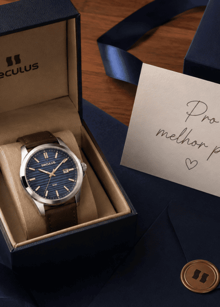 Caixa de presente Seculus aberta com relógio masculino em destaque e cartão escrito "Pro melhor pai", sobre fundo em tons de azul-marinho e madeira, em composição premium e afetuosa para o Dia dos Pais.