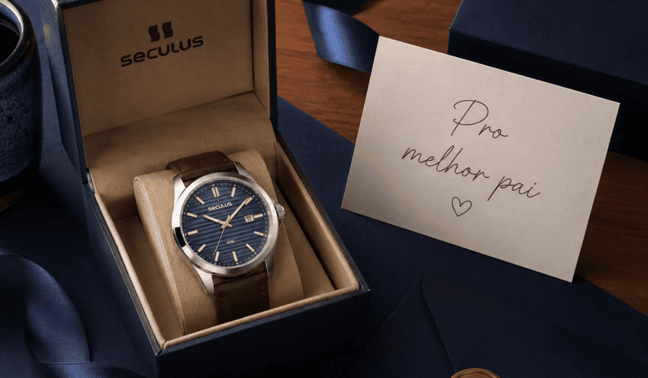 Caixa de presente Seculus aberta com relógio masculino em destaque e cartão escrito "Pro melhor pai", sobre fundo em tons de azul-marinho e madeira, em composição premium e afetuosa para o Dia dos Pais.
