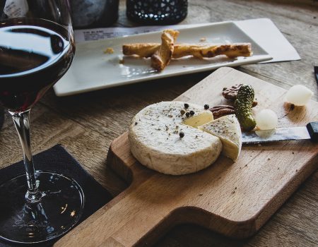 4 dicas para harmonizar vinho com a comida - Harmonização de vinho com queijo