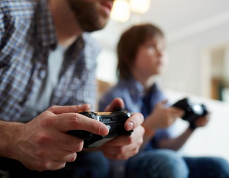 Confira os 11 games mais esperados de 2021: Amigos jogando video game