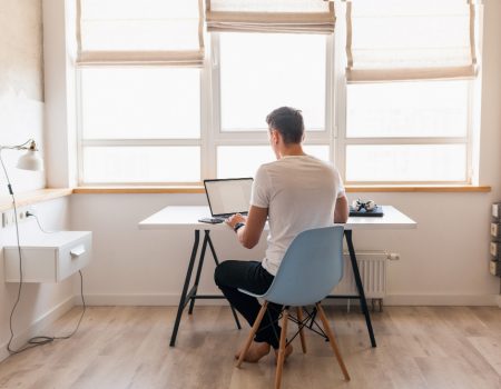 Como liderar equipes a distância - Homem trabalhando em Home Office