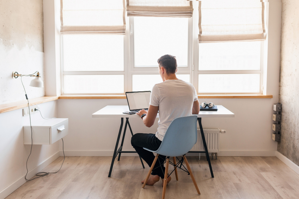 Como liderar equipes a distância - Homem trabalhando em Home Office