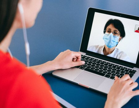 Telemedicina: o que é e como funciona - Paciente em teleconferência com médico