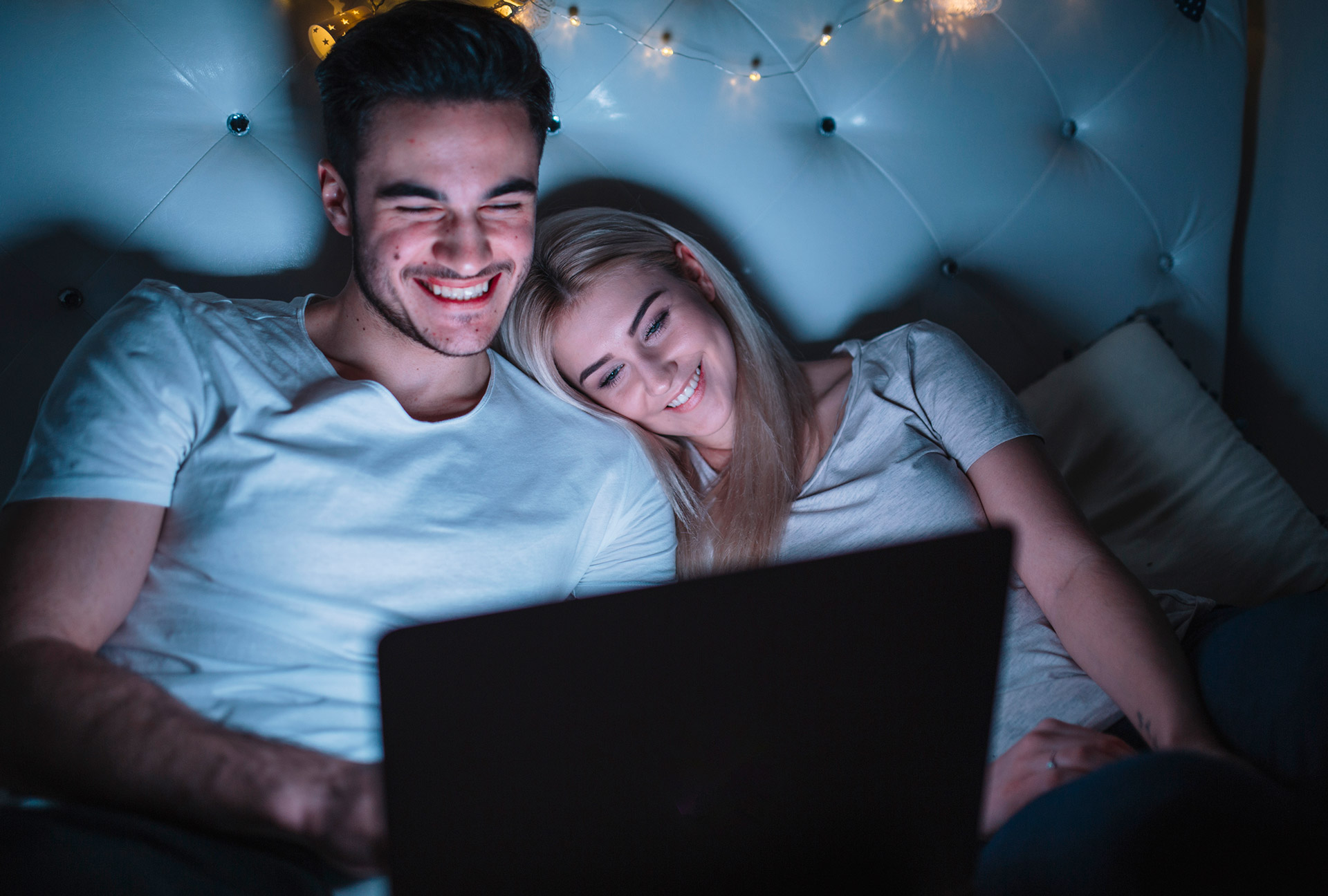 11 Documentários interessantes para ver e refletir - Casal assistindo documentário