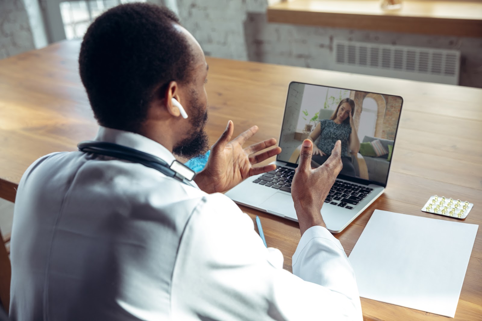 Terapia online funciona? - Homem fazendo conferência com a psicóloga