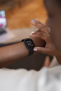 close up woman exercising after online instructor 1 1 200x300 - A evolução dos smartwatches: de dispositivos tecnológicos a acessórios de moda