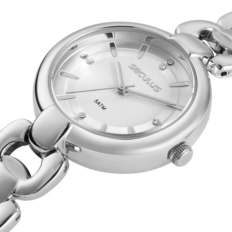  Close-up de Relógio Feminino Seculus Metal Prata Analógico Fecho Joalheria, marcadores com cristais aplicados, caixa arredondada e pulseira de elos metálicos, combinando delicadeza e elegância.