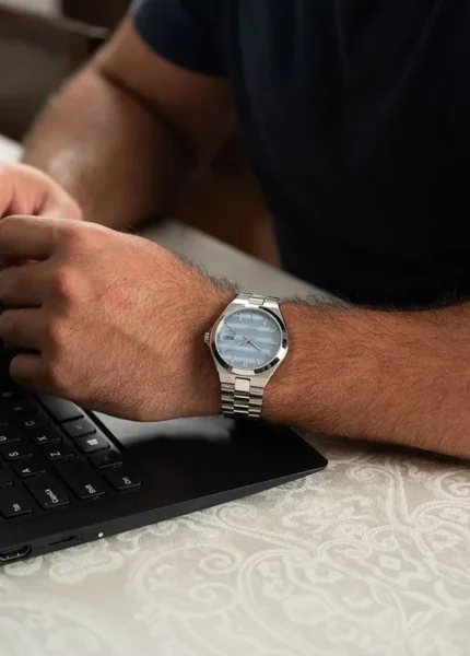 Homem utilizando relógio masculino Seculus Automático Fundo Transparente Visor Azul enquanto trabalha em um notebook, destacando o design elegante e versátil para o cotidiano.