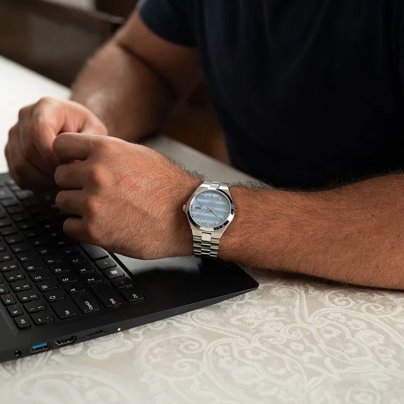 Homem utilizando relógio masculino Seculus Automático Fundo Transparente Visor Azul enquanto trabalha em um notebook, destacando o design elegante e versátil para o cotidiano.