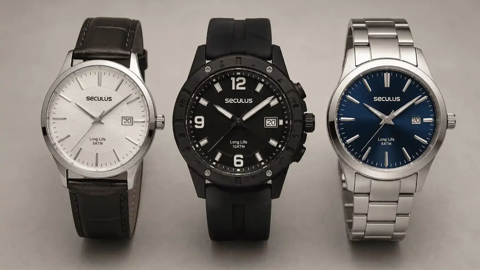 rês relógios masculinos lado a lado representando diferentes estilos: modelo social com pulseira de couro marrom, relógio esportivo com pulseira de silicone preta e relógio casual com pulseira de aço escovado. Fundo neutro e iluminação suave superior.