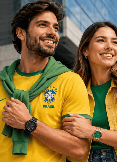 Casal com looks verde e amarelo bem compostos, cada um com relógio Seculus no pulso, em cenário urbano moderno com luz natural