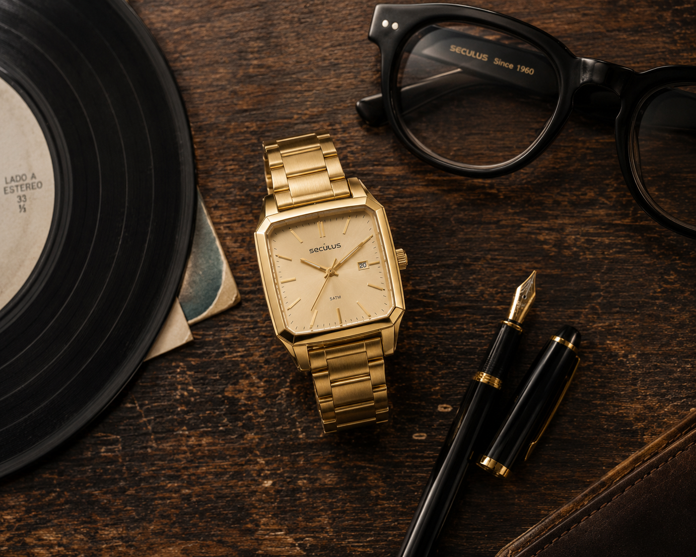 Relógio quadrado dourado Seculus ao lado de disco de vinil, óculos de armação grossa e caneta-tinteiro sobre madeira escura envelhecida, em composição flat lay com atmosfera nostálgica e clássica.