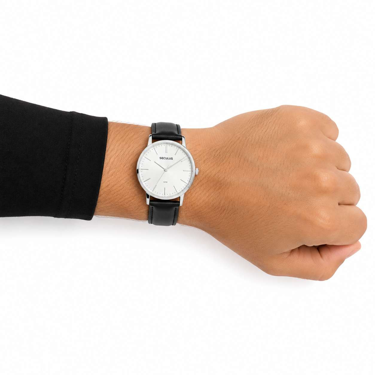 Pulso masculino com relógio Seculus slim de caixa prata e pulseira de couro preta, saindo de uma manga de camiseta preta sobre fundo branco.