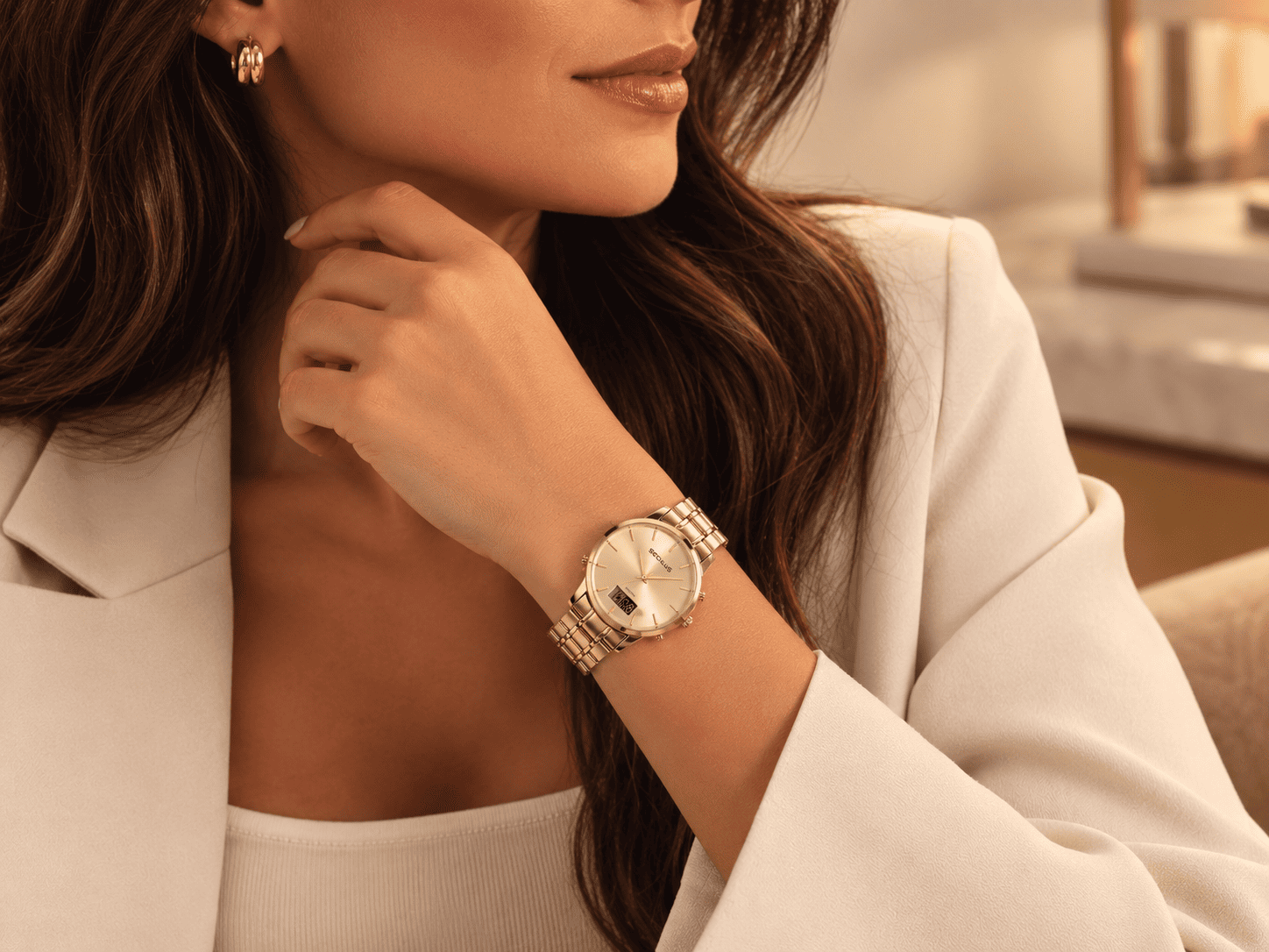 Relógio feminino Anadigi dourado minimalista Seculus no pulso, combinado com look elegante em tons neutros, destacando o mostrador espelhado e o display digital.